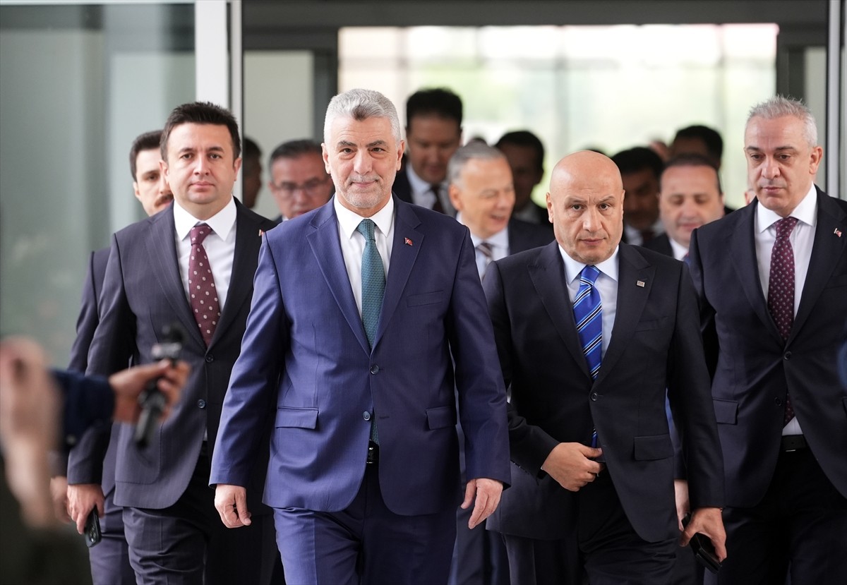 Ticaret Bakanı Ömer Bolat, Bakanlıkta, Türkiye İhracatçılar Meclisi (TİM) Başkanı Mustafa Gültepe...