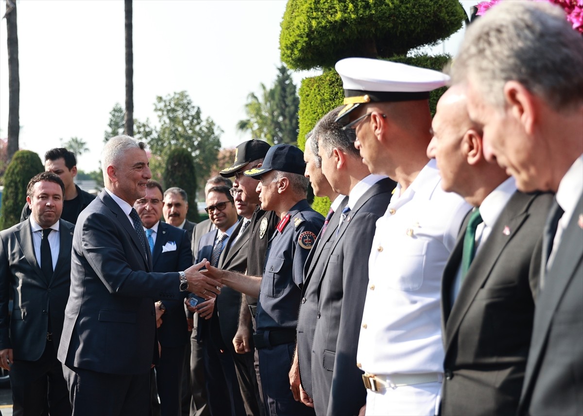 Ticaret Bakanı Ömer Bolat (sol 2), Mersin'deki programları kapsamında Valiliği ziyaret etti.