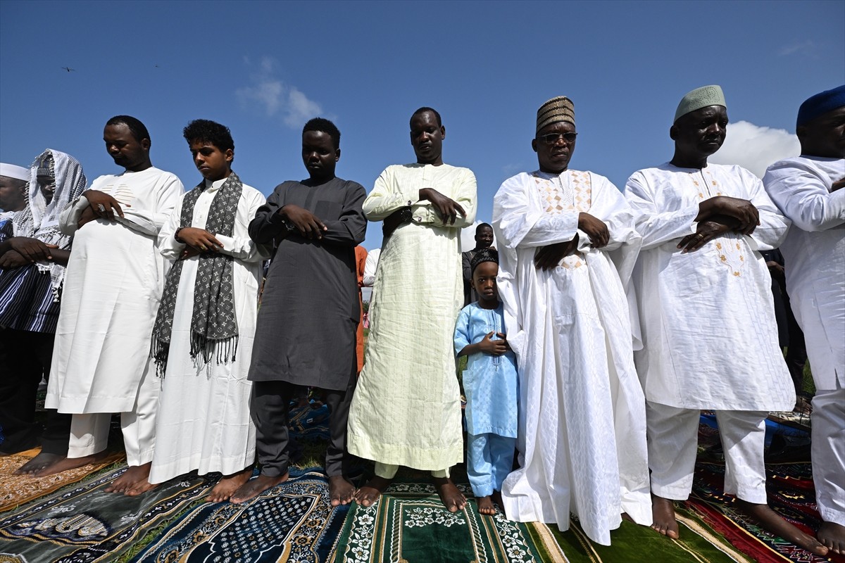 Togo'nun başkenti Lome'de Müslümanlar, Kurban Bayramı namazını okul bahçesinde kıldı. Kentte...