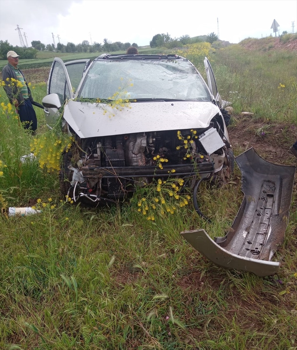  Tokat'ın Zile ilçesinde tarlaya devrilen otomobildeki 3 kişi yaralandı.