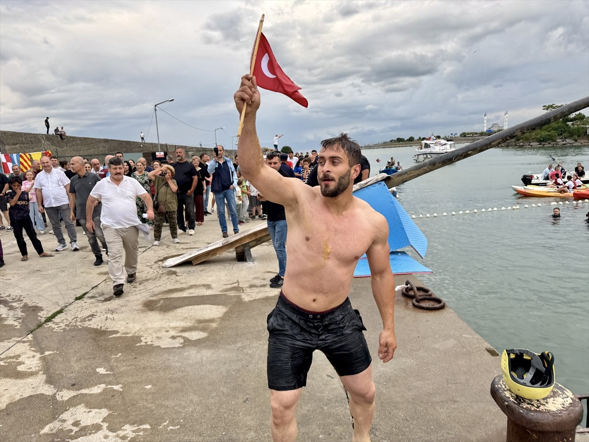 Trabzon'da Denizcilik ve Kabotaj Bayramı etkinlikleri kapsamında yağlı direk yarışması...