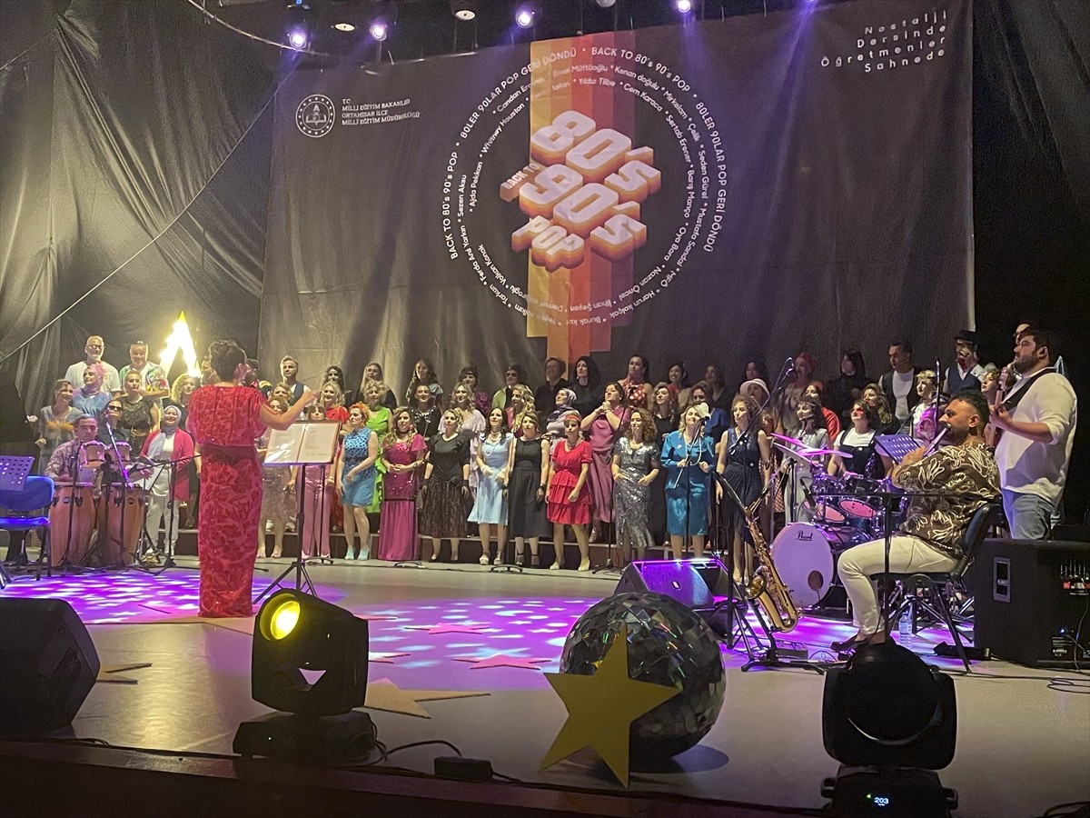 Trabzon'da farklı branşlardaki 61 öğretmenden oluşan grup sahne aldı. "Seksenler Doksanlar" adlı...