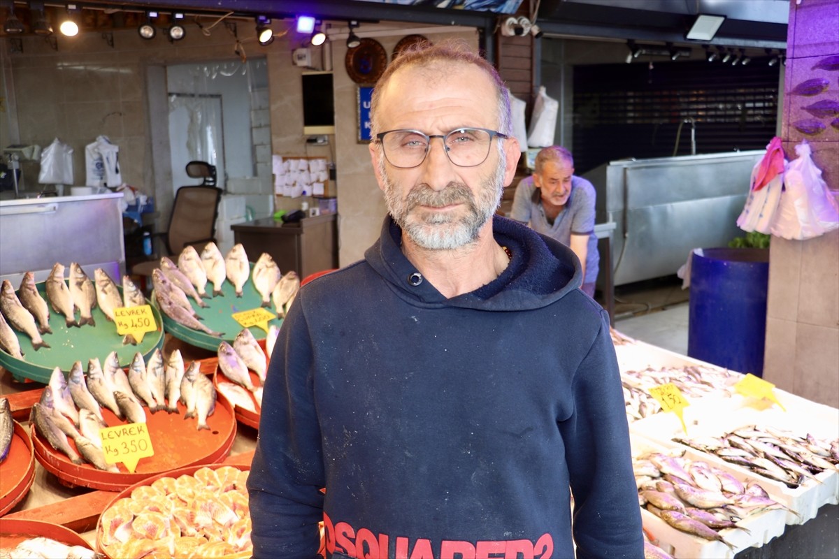 Trabzon'da son günlerde balıkçı tezgahlarında yaşanan bolluk esnafın yüzünü güldürdü. Balıkçı...