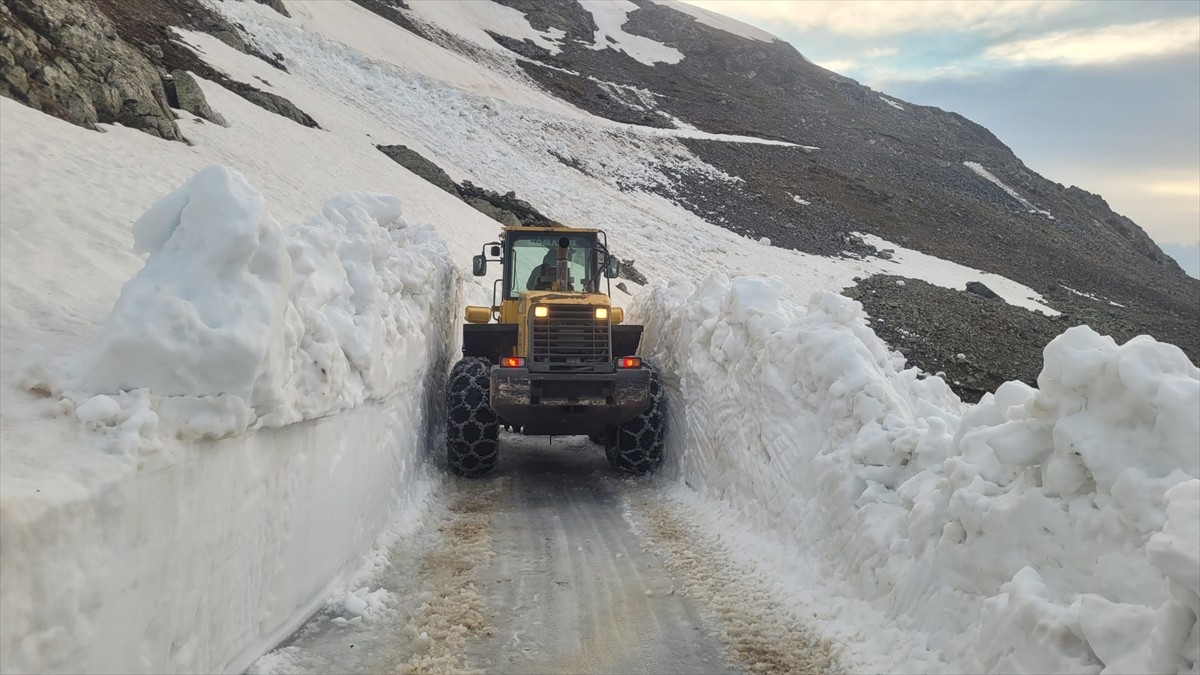  Trabzon'un Çaykara ilçesinde bazı yayla yollarında biriken kar temizlendi.