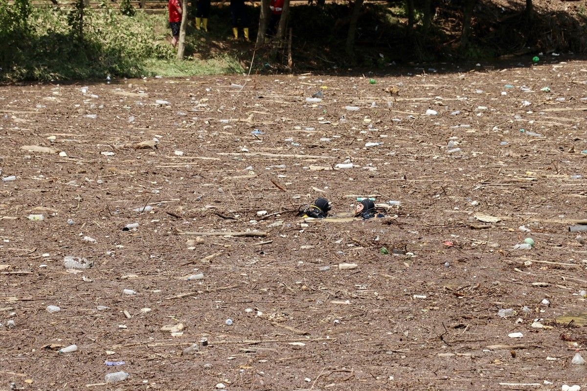 Trabzon'un Ortahisar ilçesinde dün etkisini gösteren yağışın ardından başlatılan temizlik...