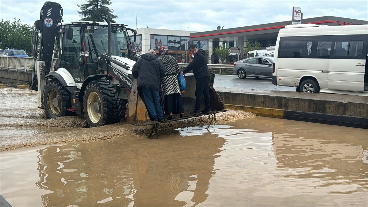 Trabzon'un Ortahisar ilçesinde sağanak hayatı olumsuz etkiledi. Yağış nedeniyle bazı cadde ve...
