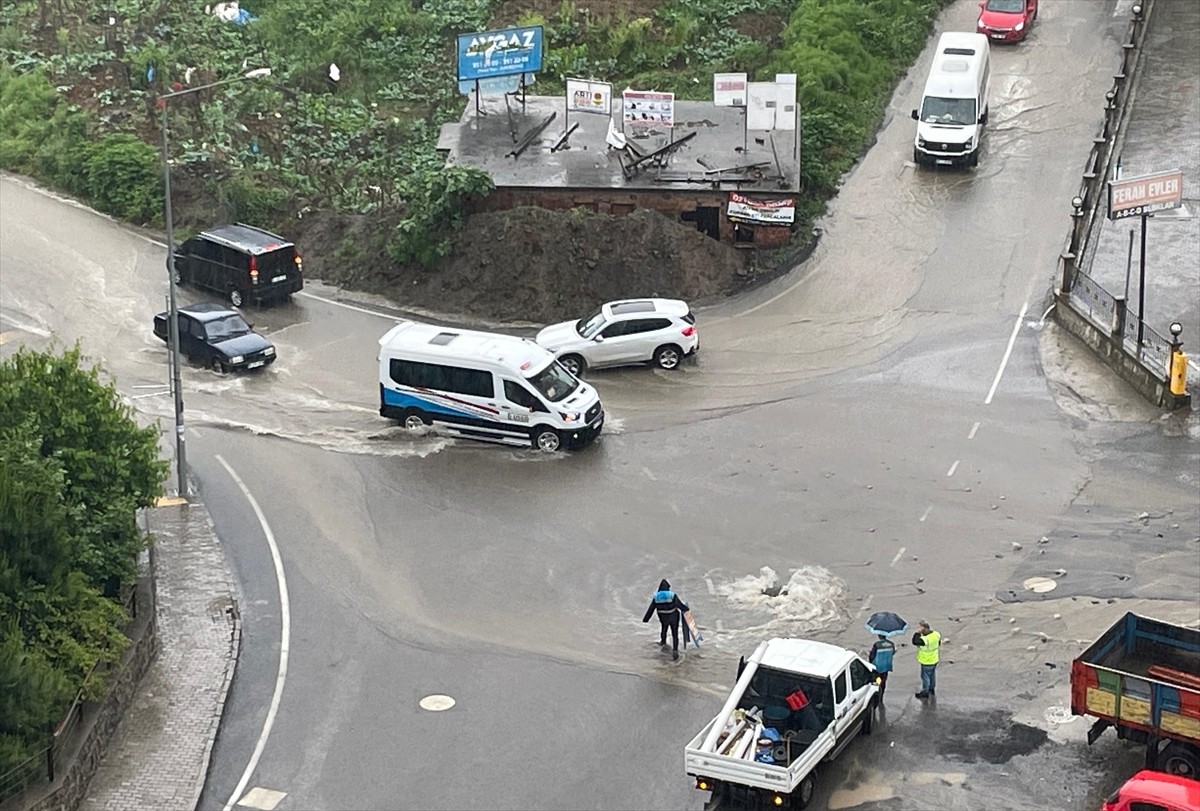 Trabzon'un Ortahisar ilçesinde sağanak hayatı olumsuz etkiledi. Yağış nedeniyle bazı cadde ve...