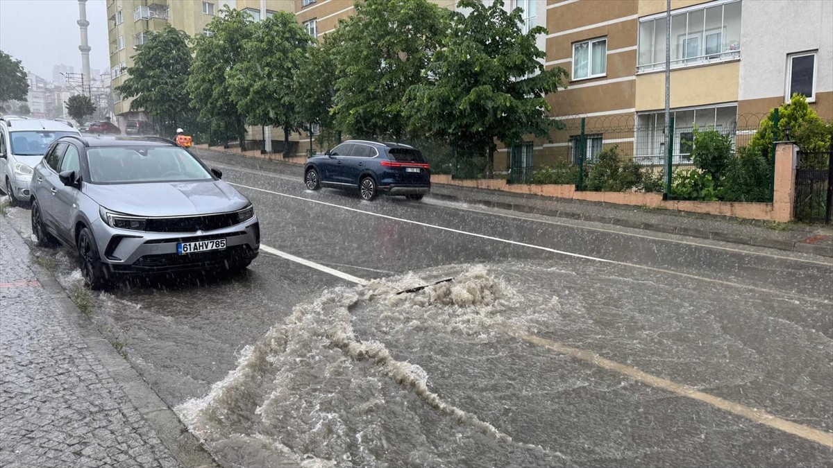 Trabzon'un Ortahisar ilçesinde sağanak hayatı olumsuz etkiledi. Yağış nedeniyle bazı cadde ve...