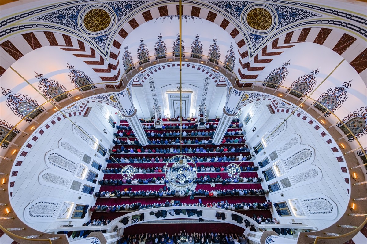 Trabzon'un Ortahisar ilçesinde vatandaşlar Kurban Bayramı dolayısıyla Mısırlı Dede Fatih Sultan...