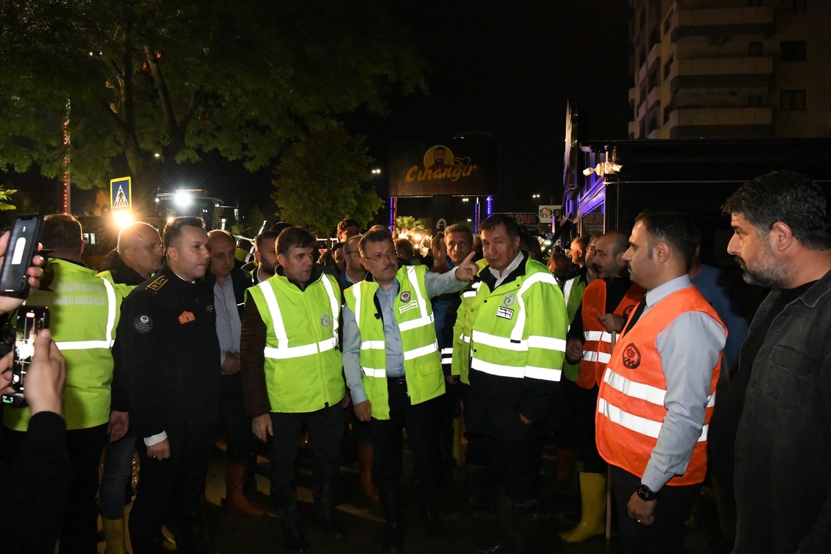Trabzon Büyükşehir Belediye Başkanı Ahmet Metin Genç (sağda), kentte şiddetli yağışlar sonucu...