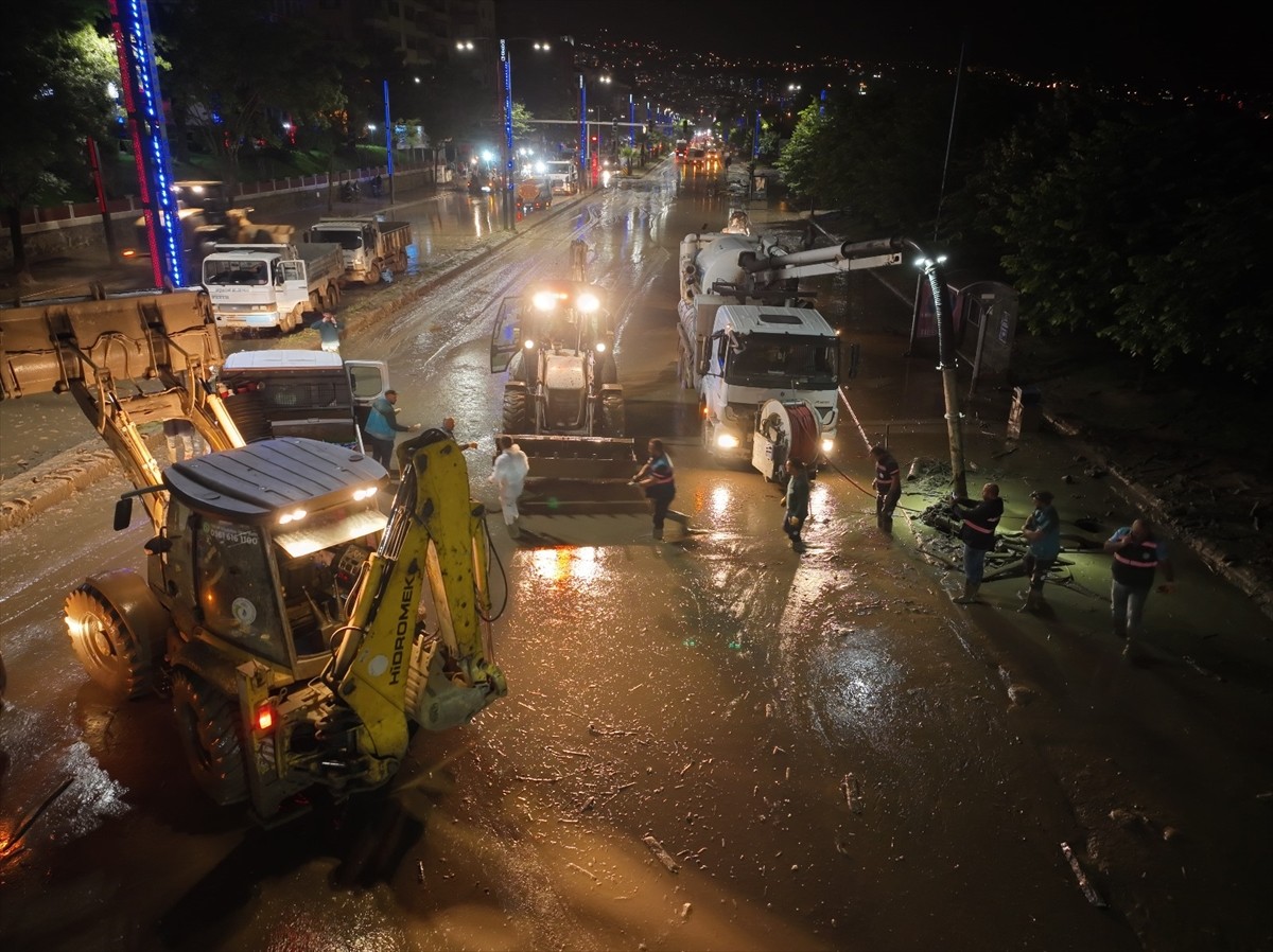 Trabzon Büyükşehir Belediyesinin 184 personeli, 165 araçla yol ve kaldırım temizleme çalışmalarını...