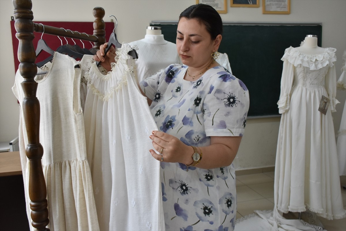 Trabzon Olgunlaşma Enstitüsü öğrencileri ile kursiyerler, 1935-1980 yılları arasında kullanılan...