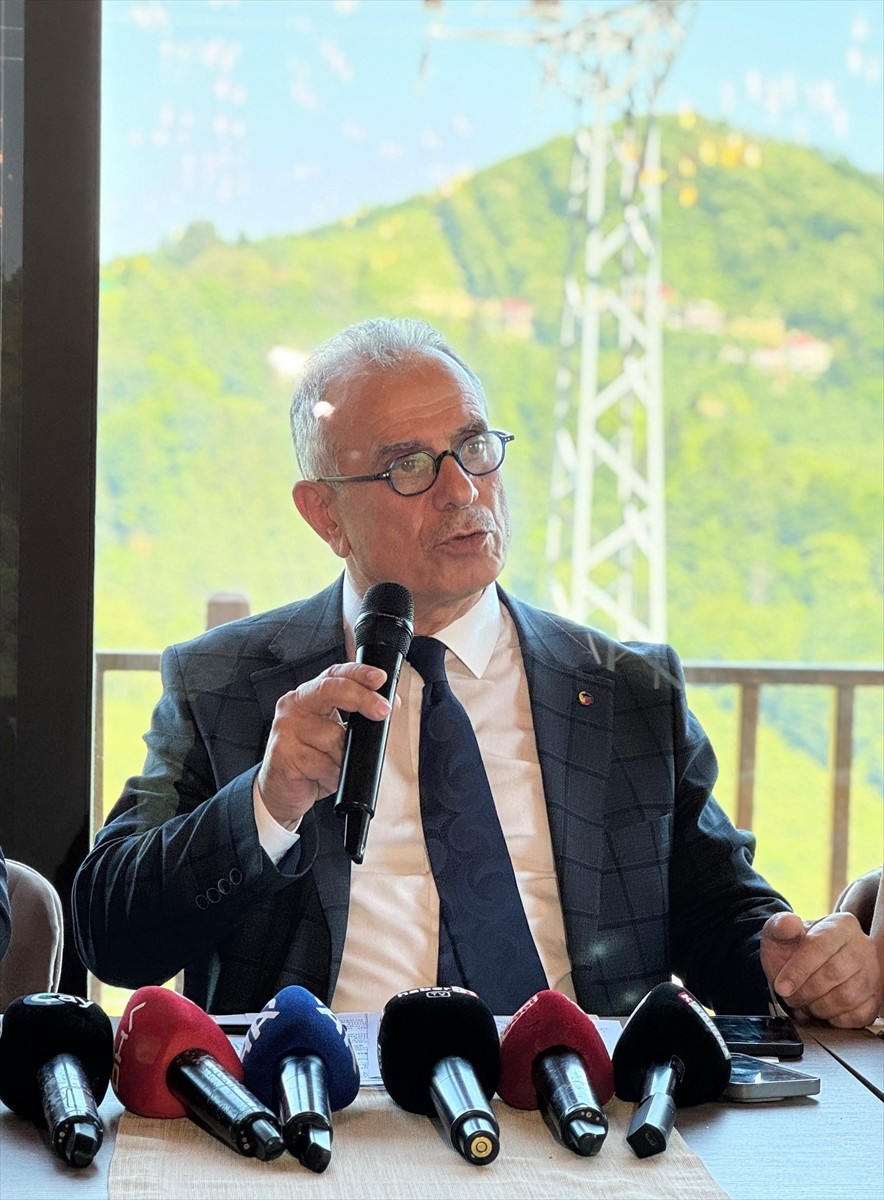 Trabzon Ticaret Borsası (TTB) Yönetim Kurulu Başkanı Eyyüp Ergan (sağda), TTB'nin 99. kuruluş yıl...