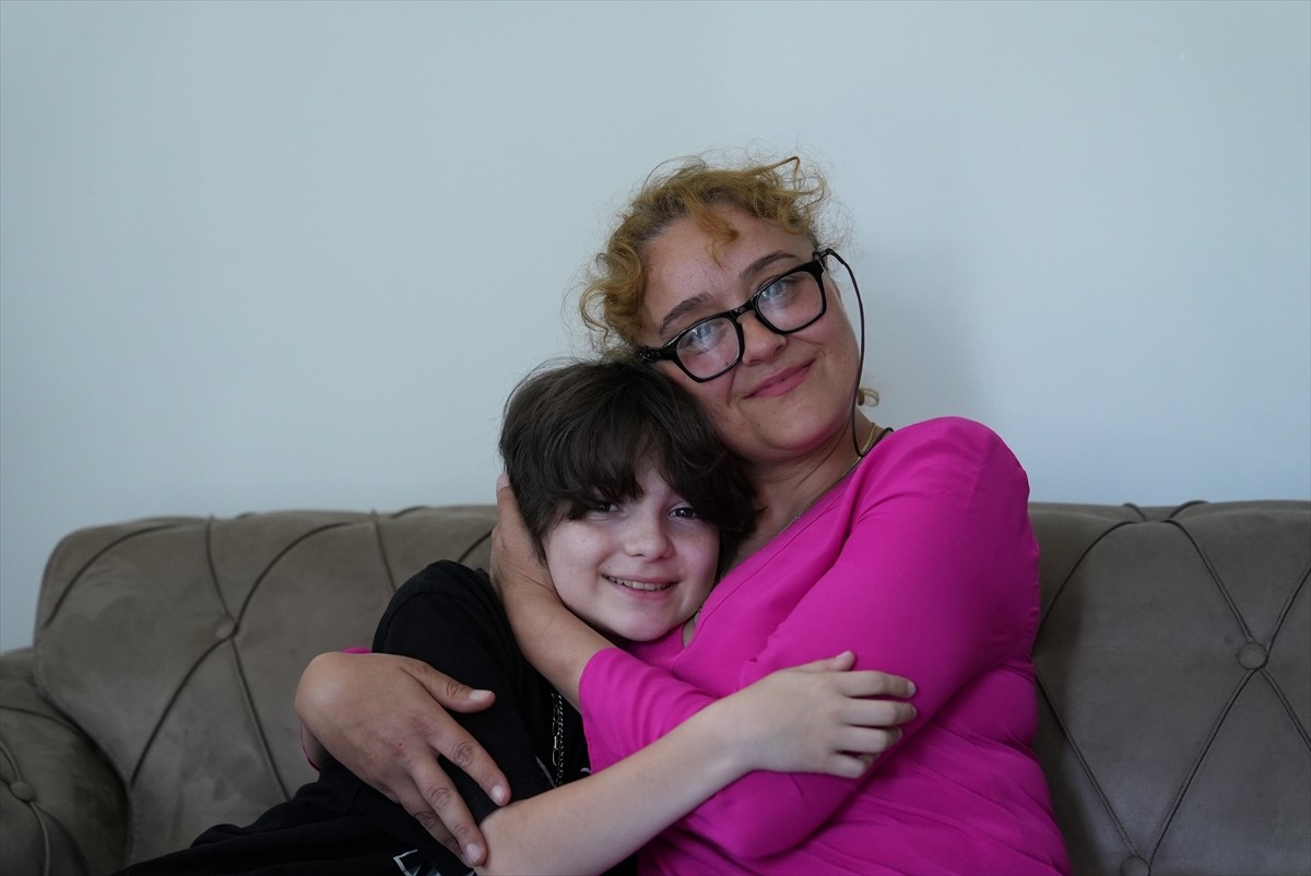 Trabzonspor Kulübü Yönetim Kurulu Üyesi Gözde Atasoy (ortada) ile kulübün forma reklam filminde...