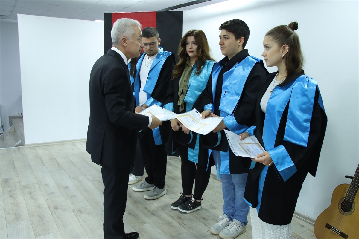 Trakya'da öğrenciler, okullarda düzenlenen karne töreni sonrası yaz tatiline girdi. Kırklareli'nde...