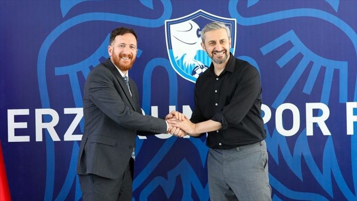 Trendyol 1. Lig ekiplerinden Erzurumspor FK, teknik direktör Serkan Özbalta (sağda) ile sözleşme...