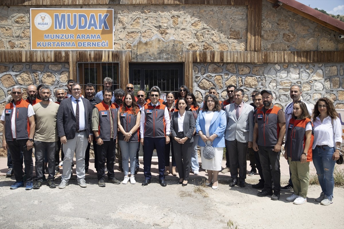 Tunceli'de afetlerle ilgili farkındalık oluşturulması amacıyla "Doğal ve Beşeri Afetlere Karşı...