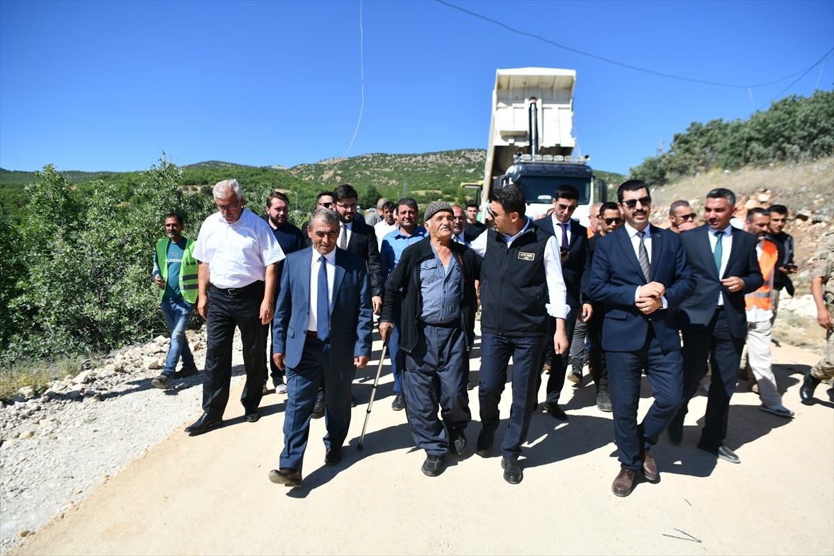 Tunceli'de bazı köylerin yolları sıcak asfalt serim çalışmasıyla geniş ve kullanışlı hale...