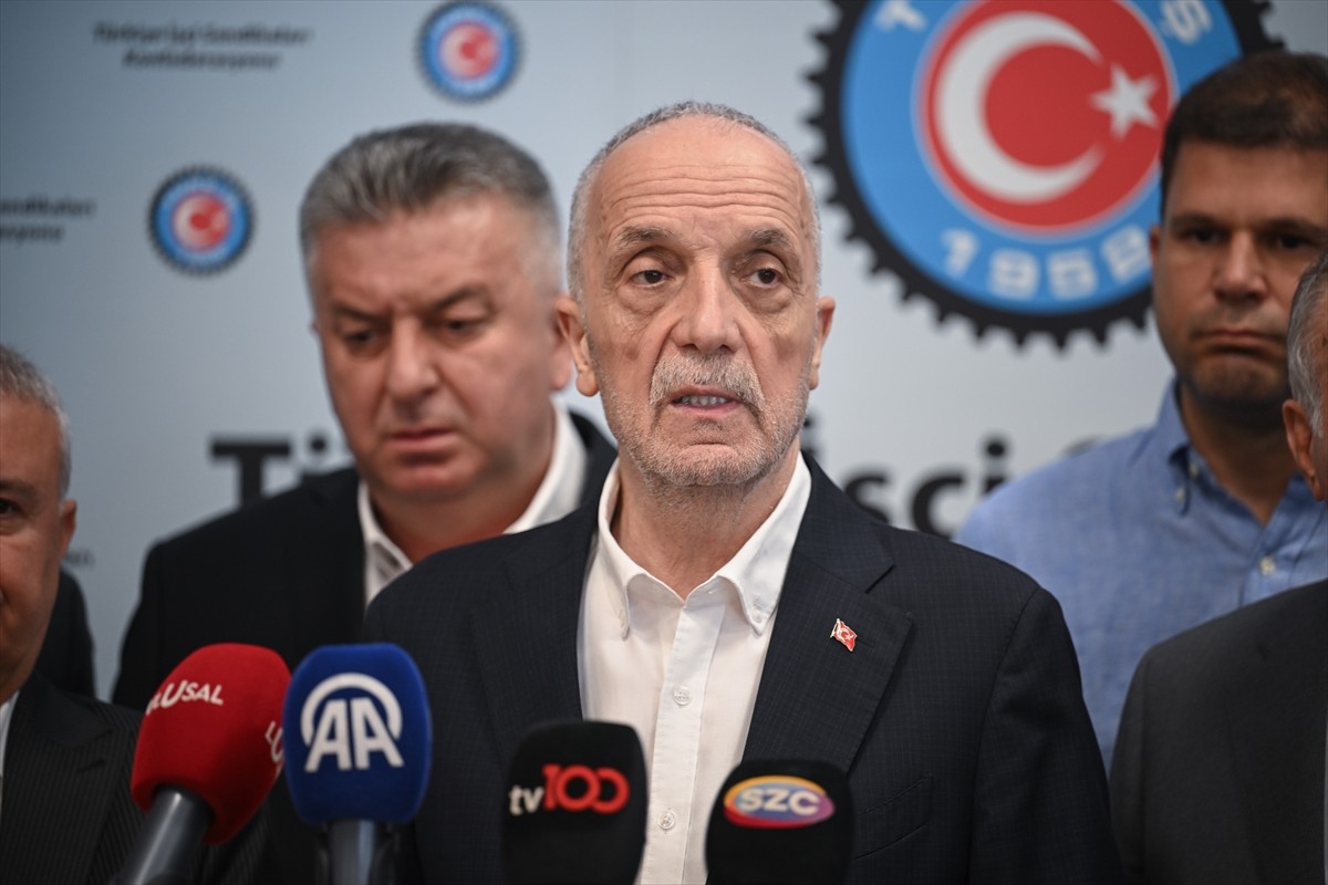 TÜRK-İŞ, 600 bin kamu işçisinin zam görüşmelerine ilişkin Kamu Koordinasyon Kurulu'nu topladı....