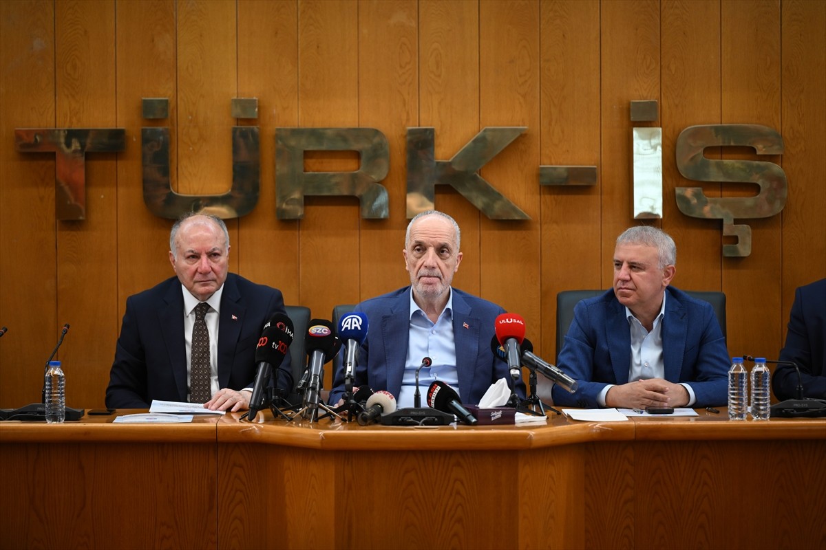 TÜRK-İŞ Genel Başkanı Ergün Atalay, TÜRK-İŞ Genel Merkezinde açıklamalarda bulundu.