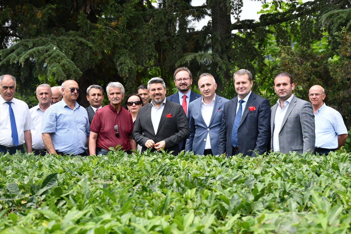 Türk İşbirliği ve Koordinasyon Ajansı (TİKA) Başkan Yardımcısı Ümit Naci Yorulmaz (sol 4)...