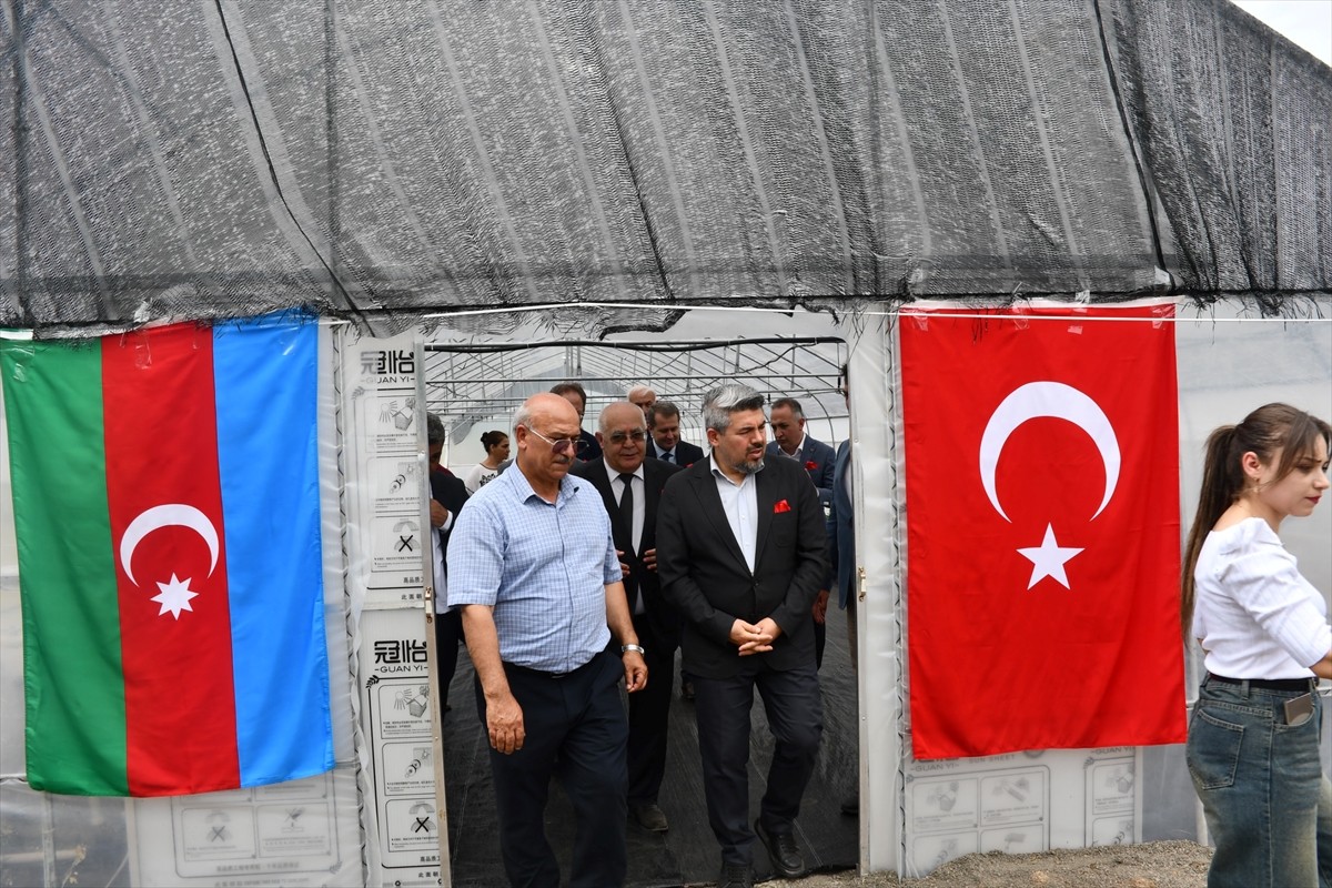 Türk İşbirliği ve Koordinasyon Ajansı (TİKA) Başkan Yardımcısı Ümit Naci Yorulmaz (sol 4)...