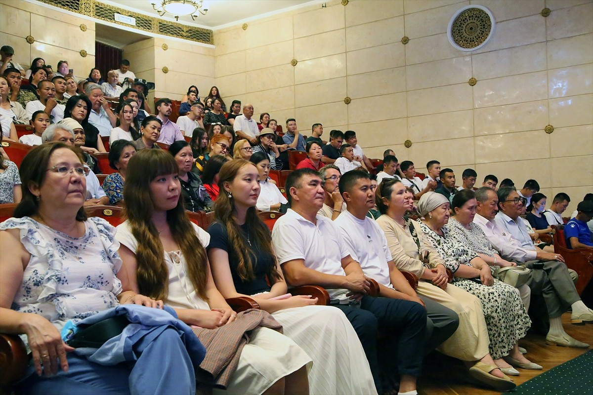 Türk, Özbek, Kırgız ve Kazak opera sanatçıları Kırgızistan'ın başkenti Bişkek'te birlikte sahne...