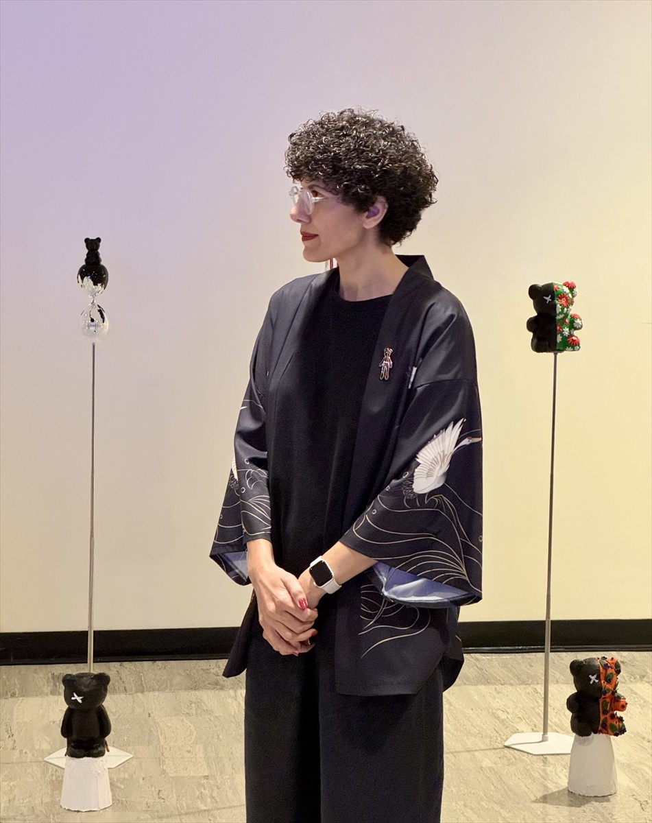 Türk sanatçı Pia Bozyel, atık malzemelerden oluşturduğu enstalasyon sergisinde, savaşın çocuklar...