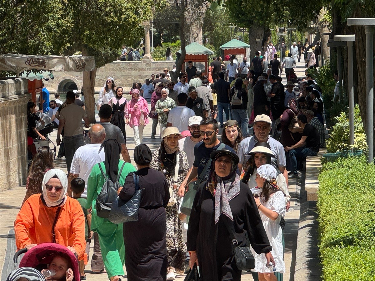 Türkiye'nin en sıcak kentlerinden biri olan Şanlıurfa'da termometreler 48 dereceyi gösterdi.