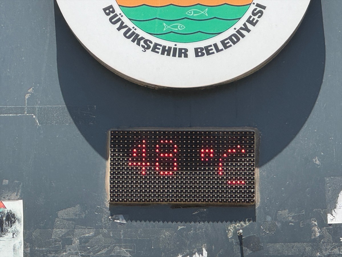 Türkiye'nin en sıcak kentlerinden biri olan Şanlıurfa'da termometreler 48 dereceyi gösterdi.