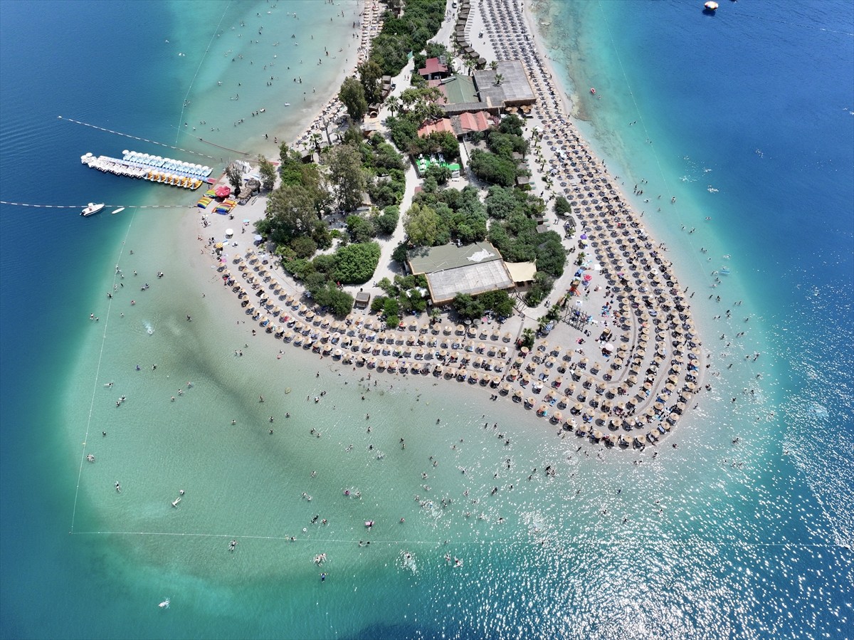 Türkiye'nin önemli turizm merkezlerinden Muğla'da, Kurban Bayramı'nın son gününde tatilciler...