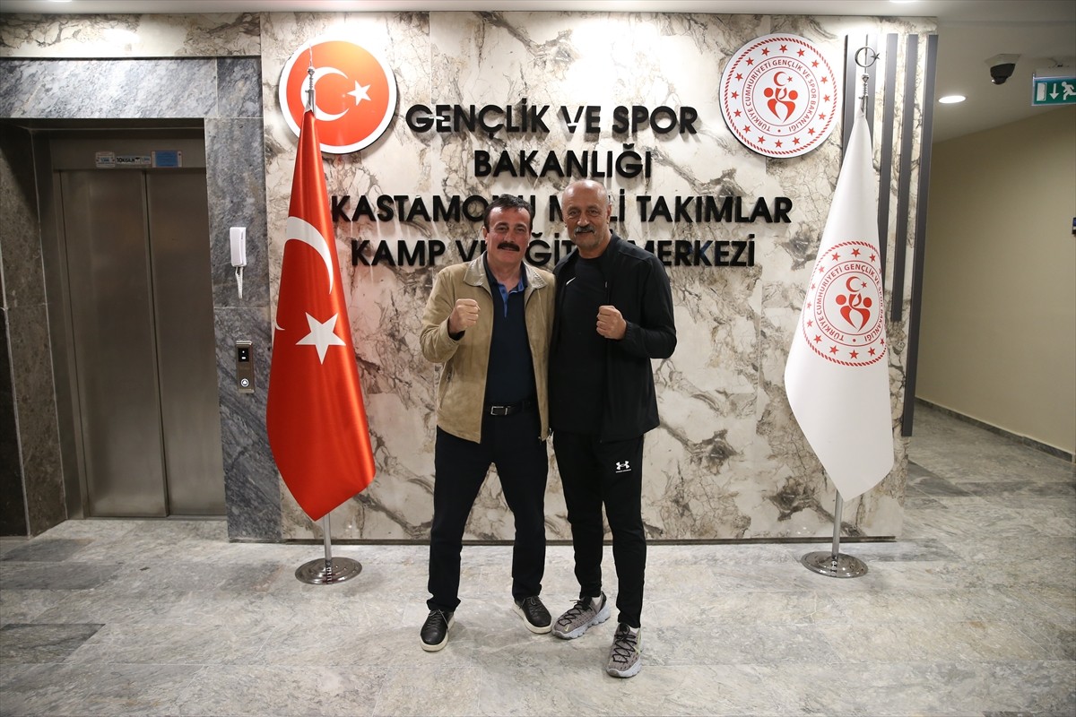 Türkiye Boks Federasyonu Başkanı Suat Hekimoğlu'nun göreve gelmesinin ardından kamplardaki sporcu...