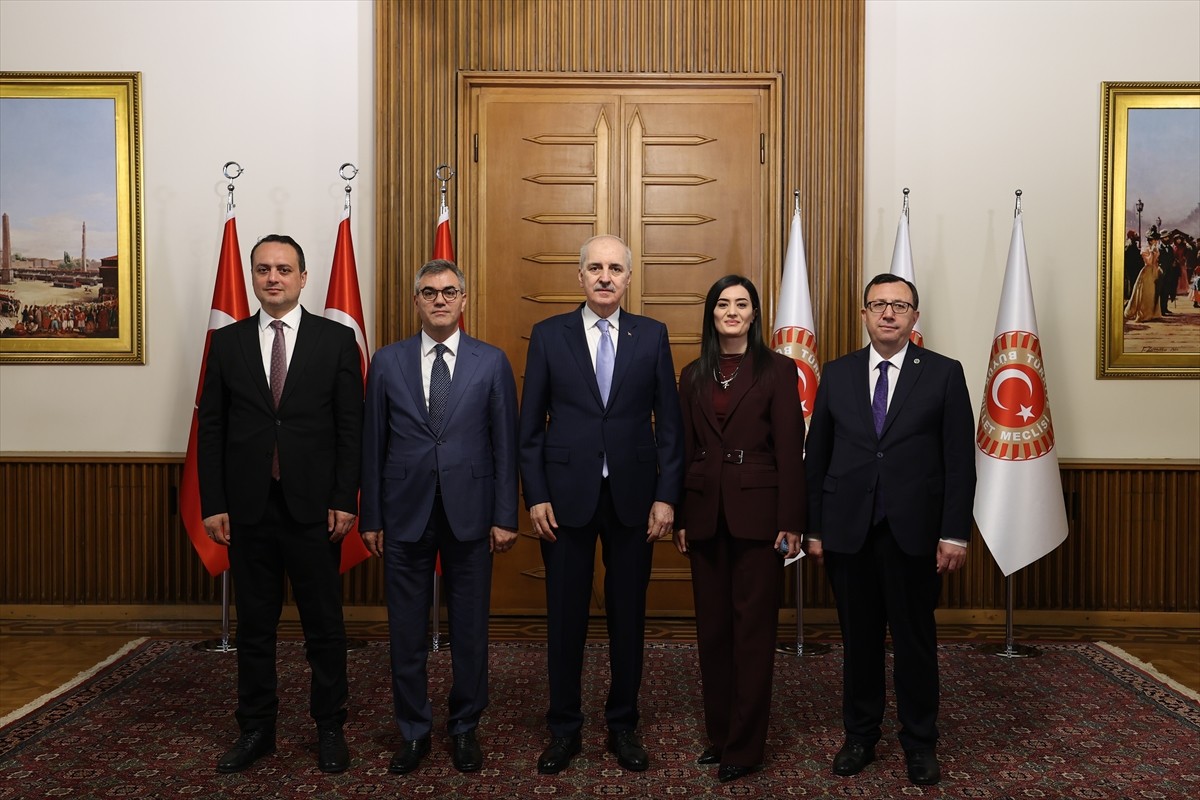 Türkiye Büyük Millet Meclisi Başkanı Numan Kurtulmuş (ortada), Kurban Bayramı dolayısıyla...