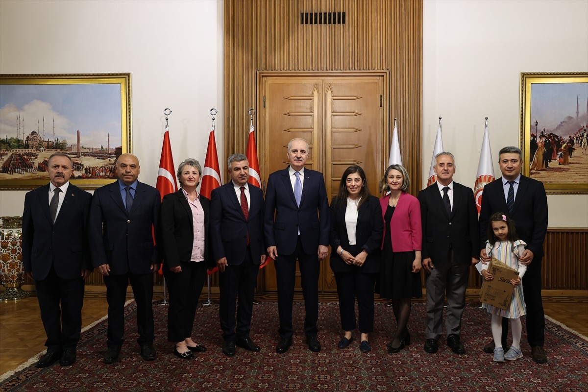 Türkiye Büyük Millet Meclisi Başkanı Numan Kurtulmuş (ortada), Kurban Bayramı dolayısıyla...
