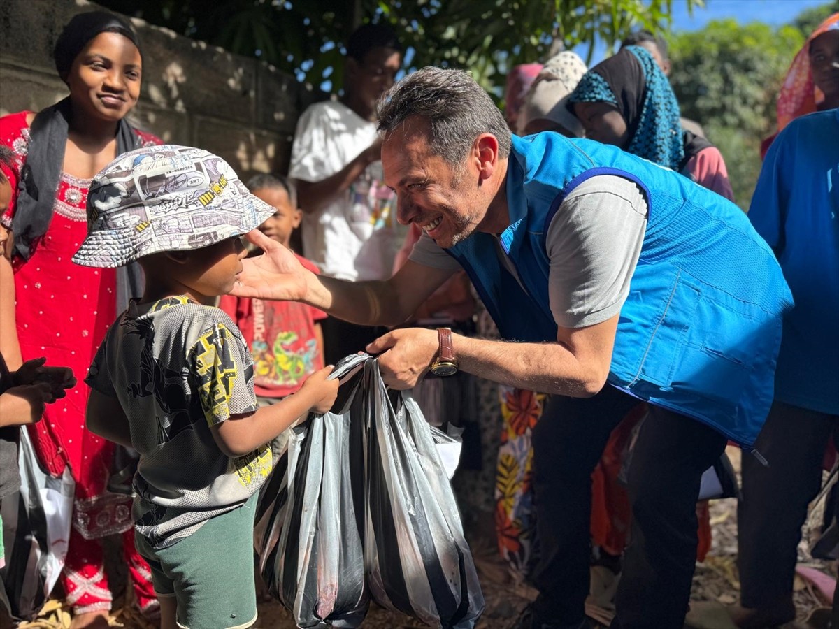 Türkiye Diyanet Vakfı (TDV) gönüllüleri, hayırseverlerin yaptığı yardımları Madagaskar'da ihtiyaç...
