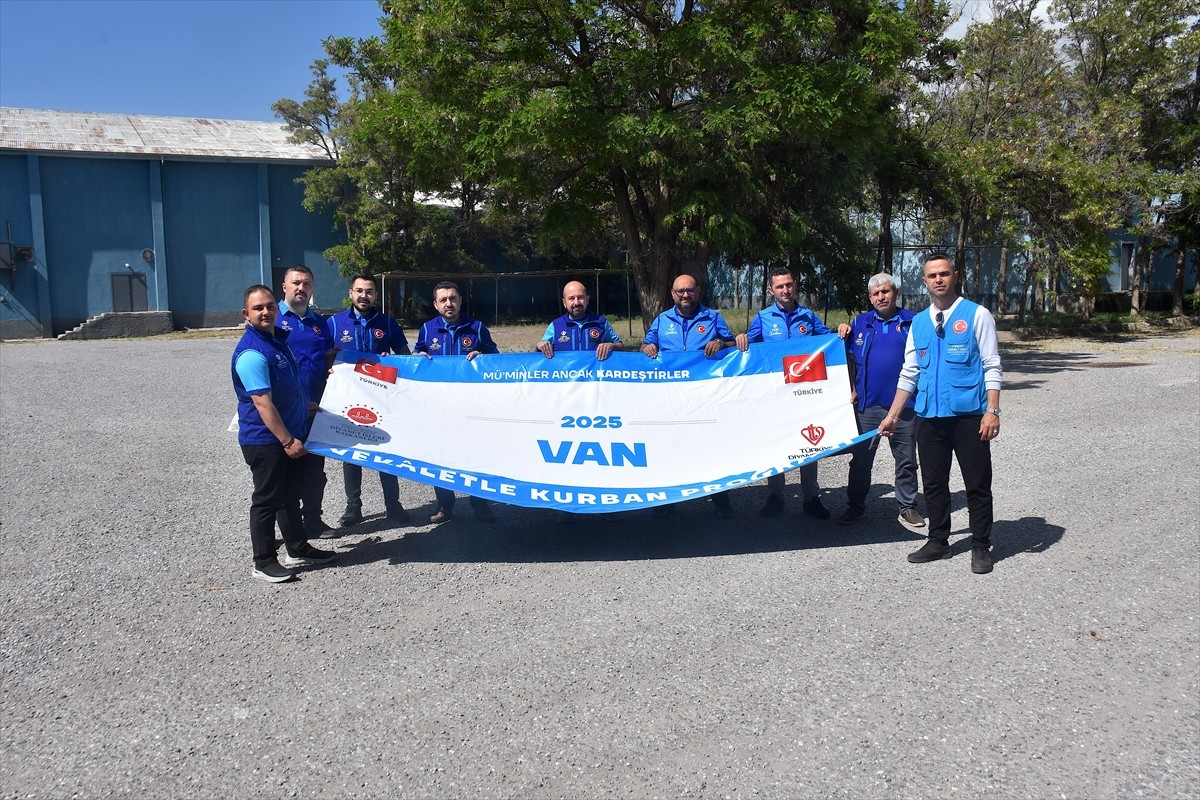 Türkiye Diyanet Vakfı (TDV), "Müminler ancak kardeştirler" ve "Kurbanını paylaş, kardeşinle...