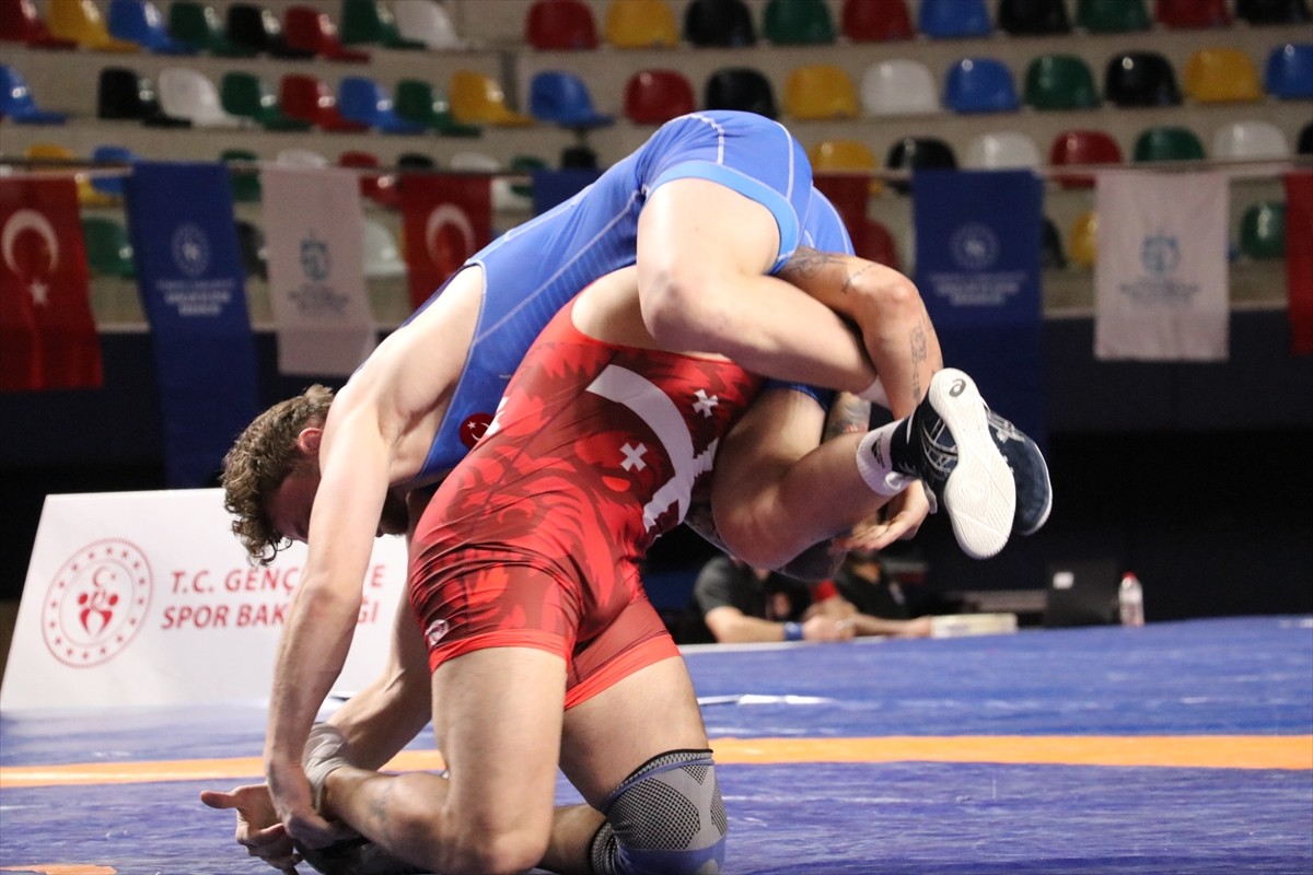 Türkiye Güreş Federasyonu ve Kocaeli Büyükşehir Belediyesi iş birliğiyle gerçekleştirilen...