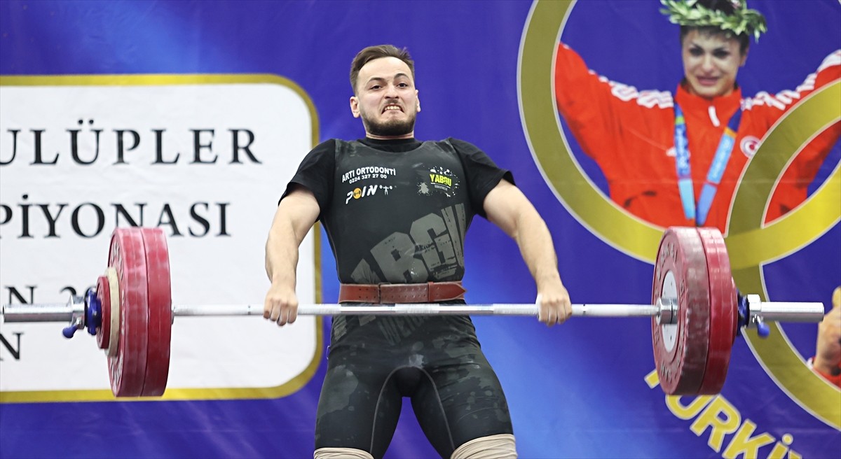 Türkiye Halter Federasyonu tarafından düzenlenen Kulüpler Türkiye Halter Şampiyonası, Samsun'da...