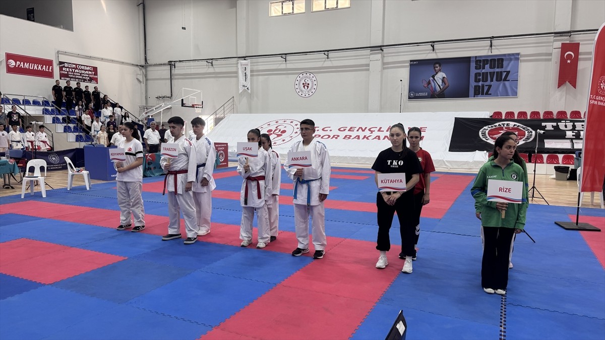 Türkiye Karate Premier Ligi'nin ikinci etabı, Zonguldak'ta düzenlenen açılış töreniyle...