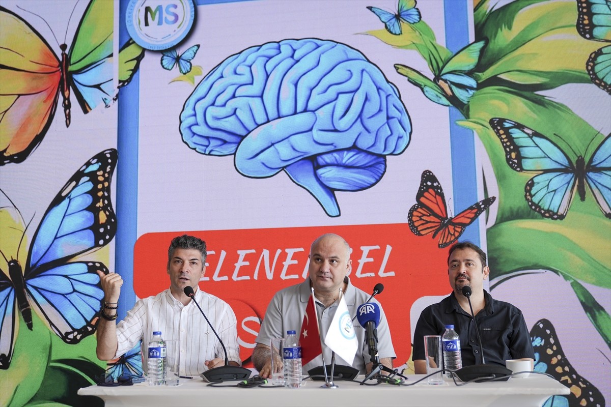 Türkiye Multipl Skleroz (MS) Derneği tarafından düzenlenen etkinlikte MS hastaları ve hekimler hem...