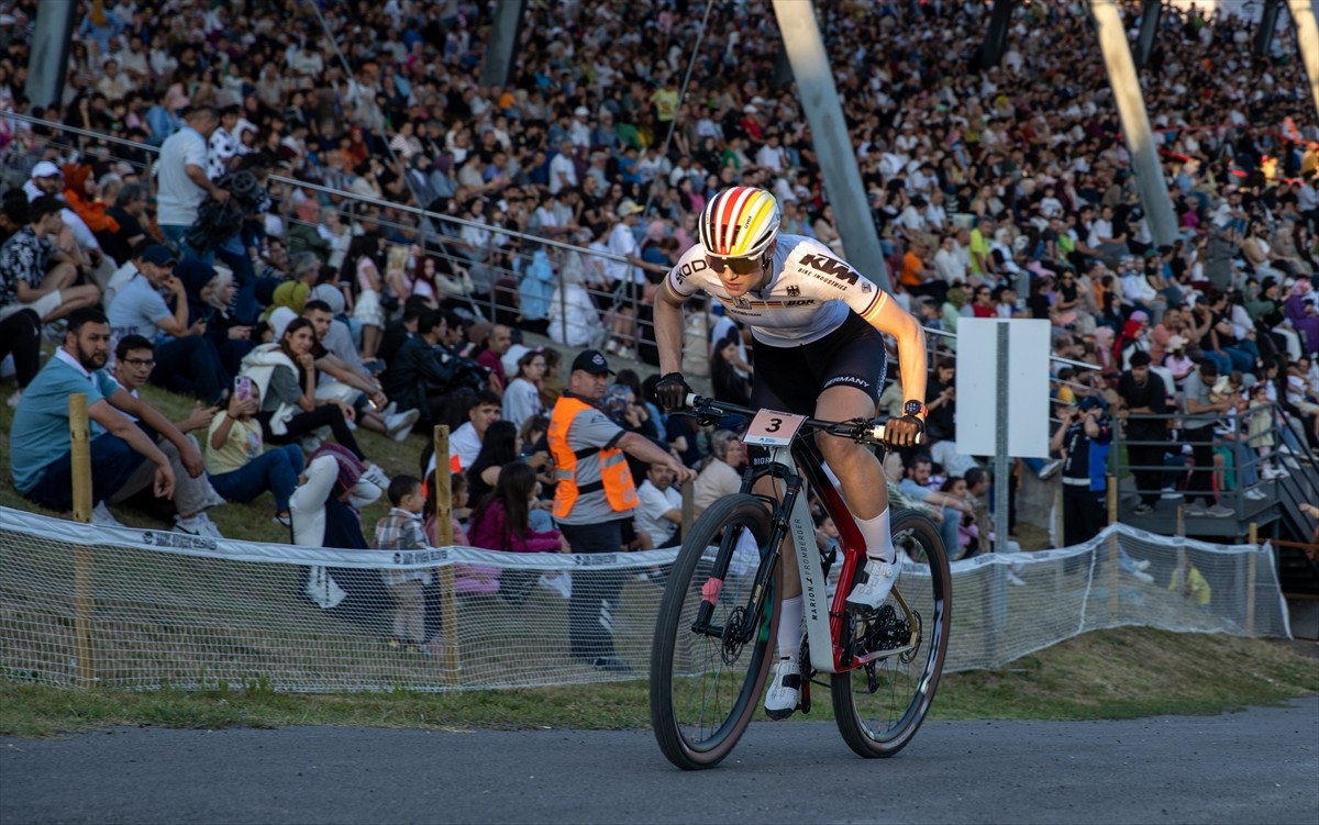 UCI Dağ Bisikleti Eliminatör Dünya Şampiyonası, Sakarya'da final yarışlarıyla tamamlandı.  Sakarya...