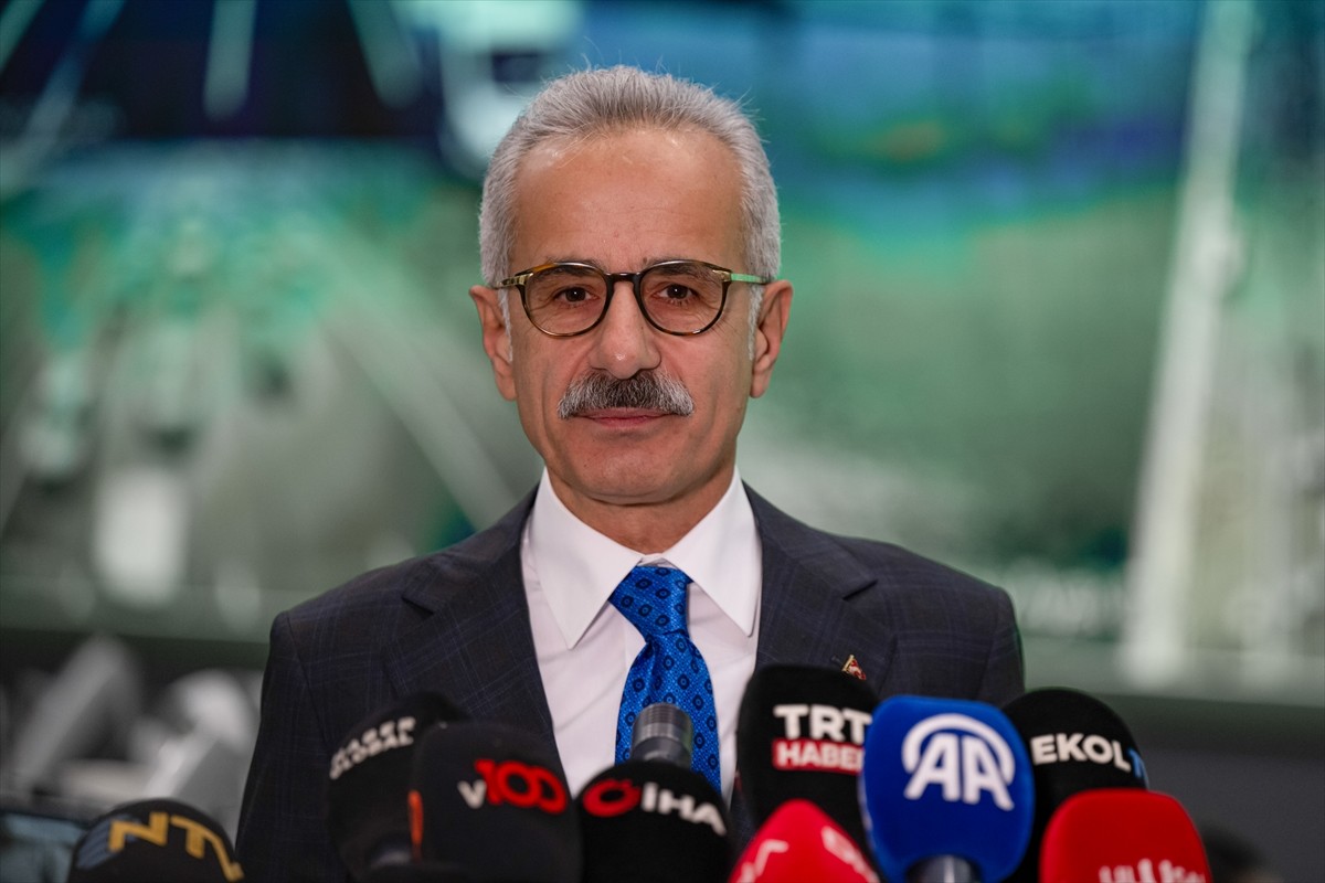 Ulaştırma ve Altyapı Bakanı Abdulkadir Uraloğlu(fotoğrafta), Karayolları Genel Müdürlüğünün (KGM)...