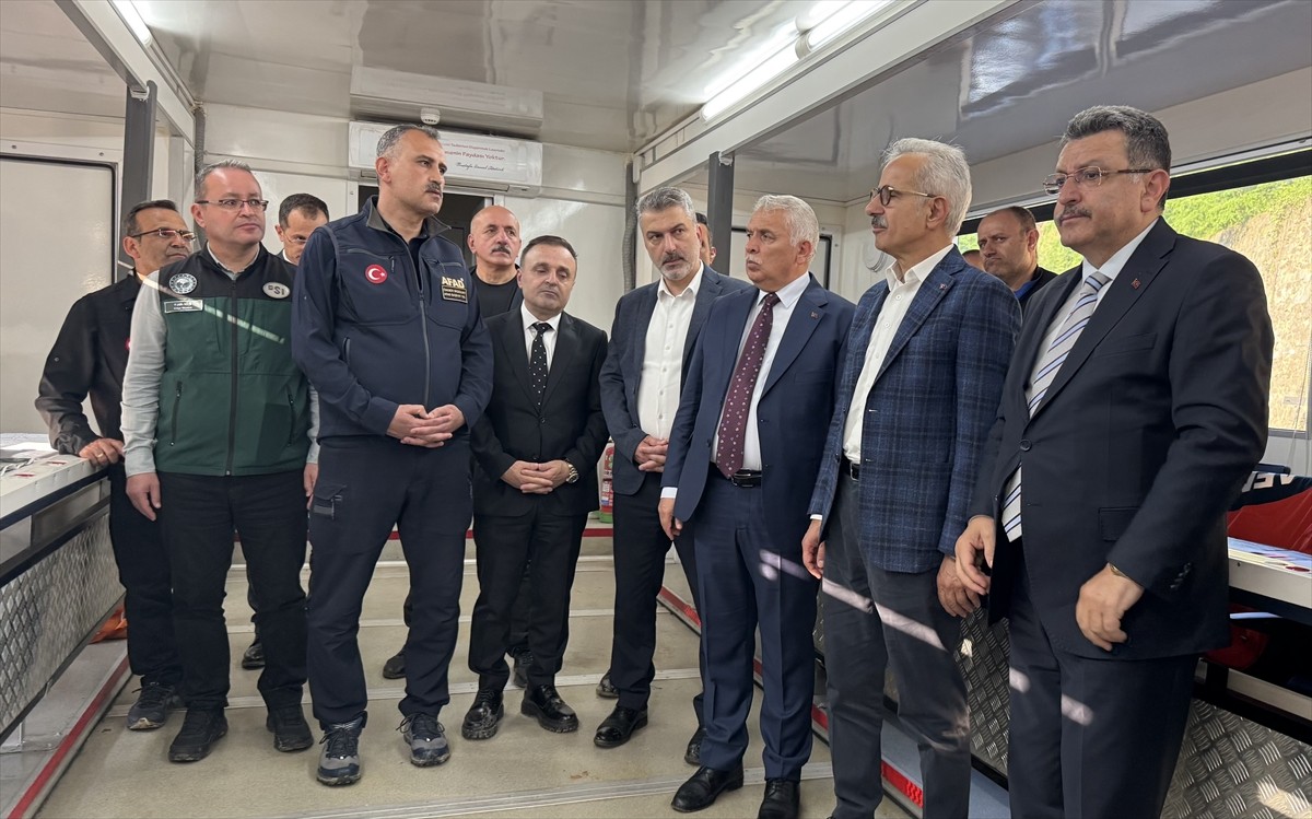 Ulaştırma ve Altyapı Bakanı Abdulkadir Uraloğlu (sağ 2), Trabzon'da dünkü yağış sonrası meydana...