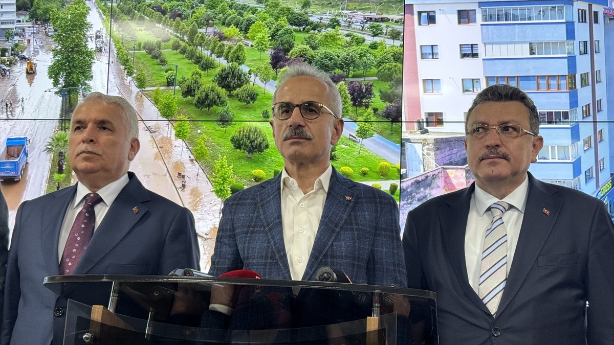 Ulaştırma ve Altyapı Bakanı Abdulkadir Uraloğlu (sol 3), selden etkilenen bölgelerde incelemelerde...