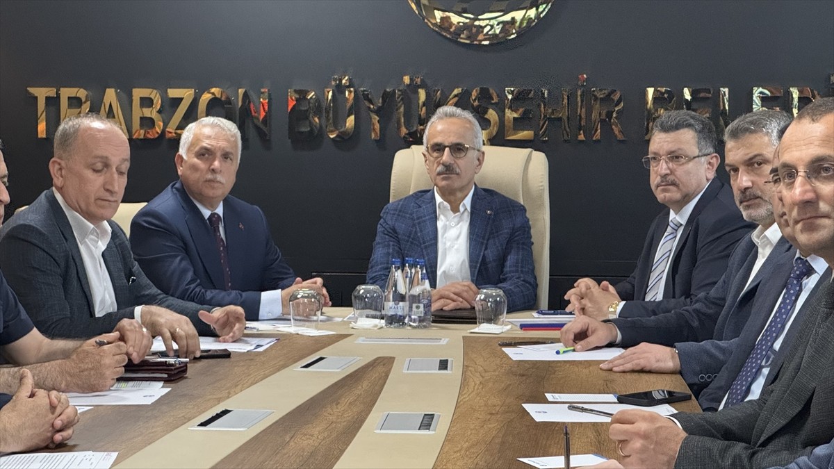 Ulaştırma ve Altyapı Bakanı Abdulkadir Uraloğlu (sol 3), selden etkilenen bölgelerde incelemelerde...