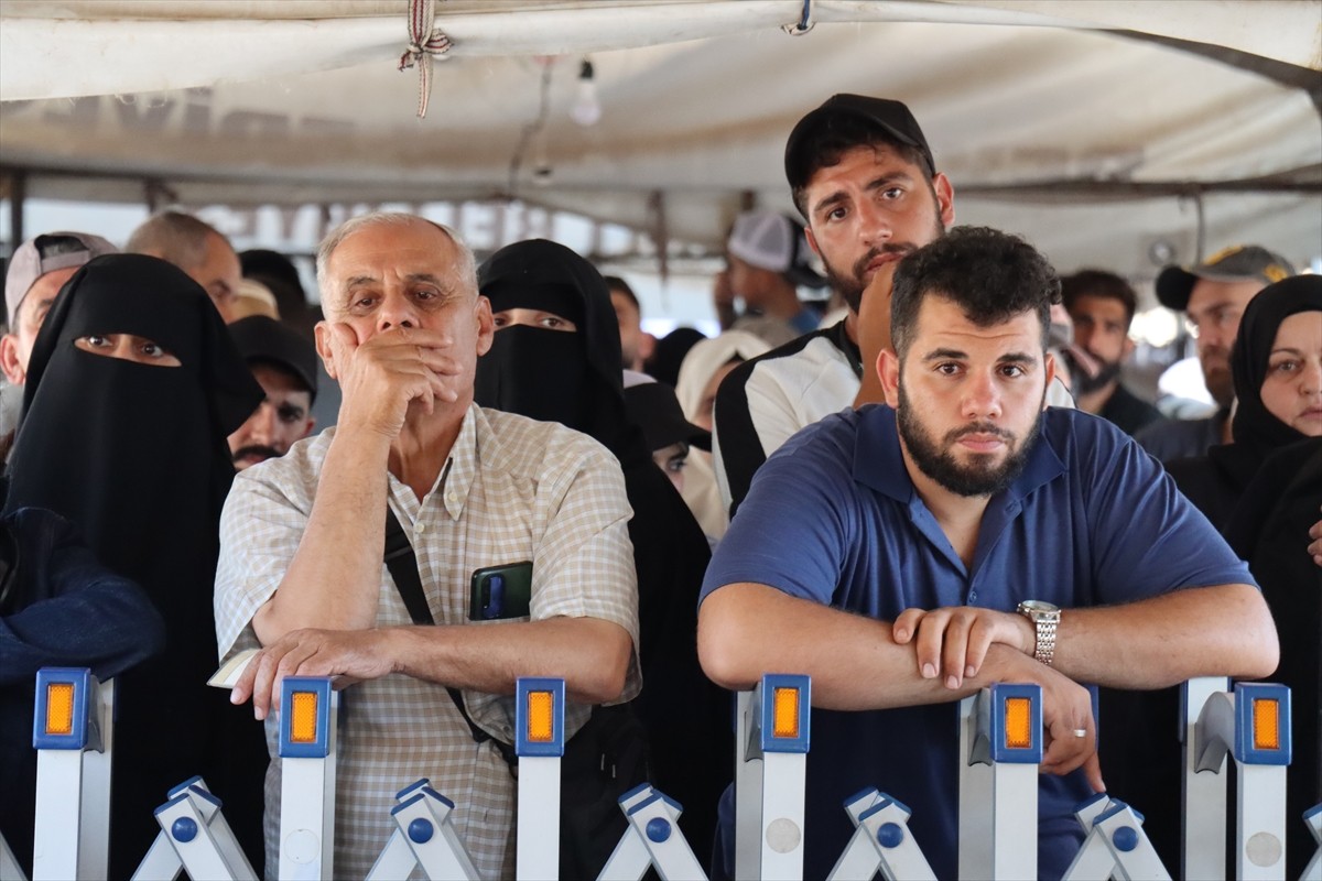Ülkelerine gitmek isteyen Suriyelilerin, Hatay'daki Cilvegözü Sınır Kapısı'ndan kalıcı dönüş...
