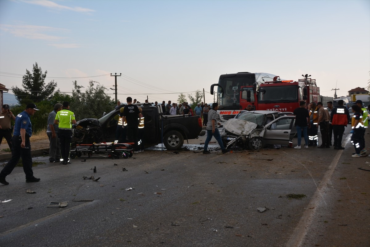 Uşak'ın Banaz ilçesinde otomobilin karşı şeride geçip çarptığı aracın sürücüsü öldü, diğer sürücü...