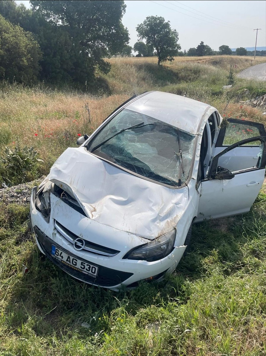 Uşak'ın Sivaslı ilçesinde otomobilin devrilmesi sonucu 4 kişi yaralandı.