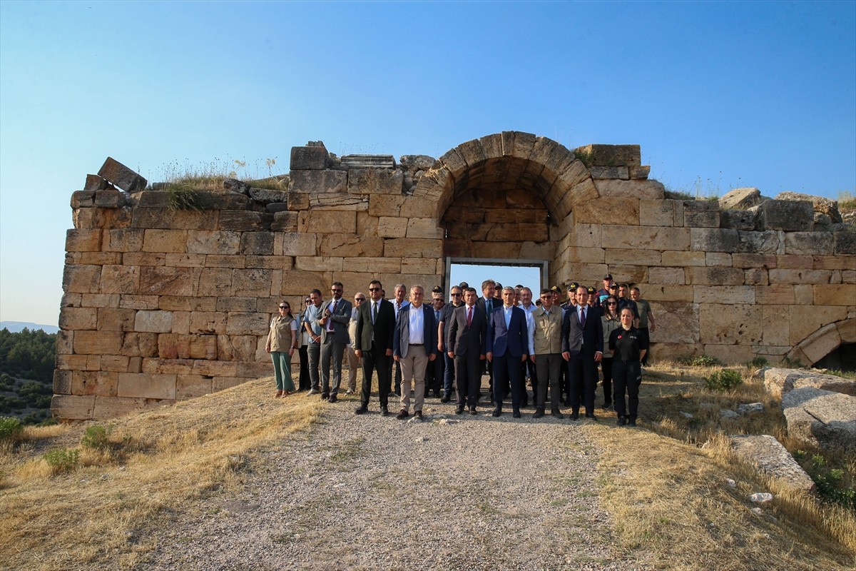 Uşak'ın Ulubey ilçesinde Blaundos Antik Kenti'nde 2025 yılı kazı sezonu başladı. Uşak Valisi Naci...