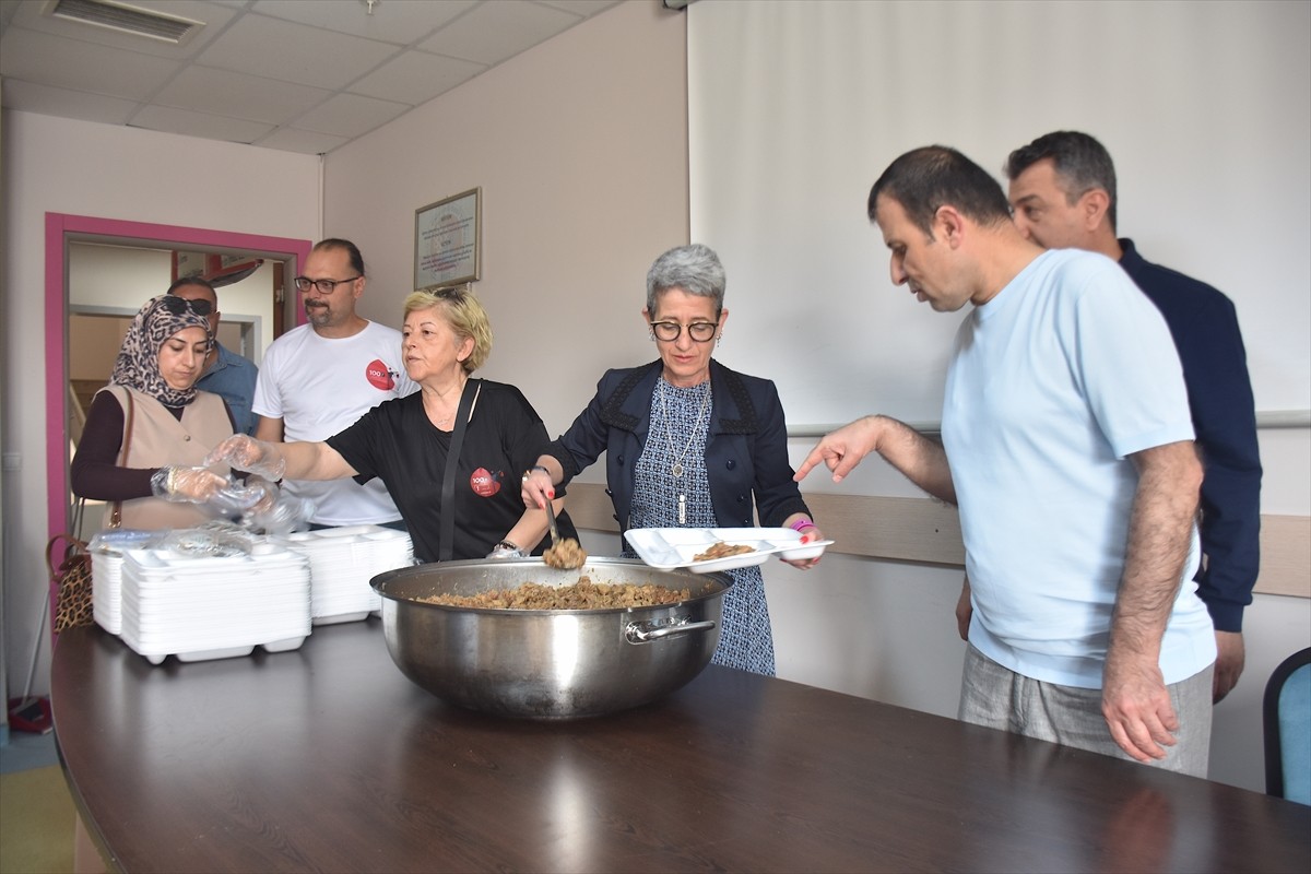 Van'da Bin Gönüllüden Biri Sen Ol Derneği üyeleri, Kurban Bayramı'nda hastanede tedavi gören...